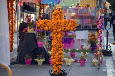Mit Blumen geschmücktes Kreuz für einen Passionszug