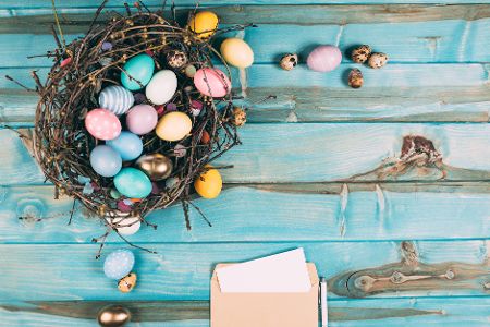 Briefumschlag neben einem Osternest