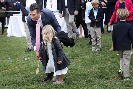 Donald Trump jr. hilft seiner Tochter beim Ostereier rollen