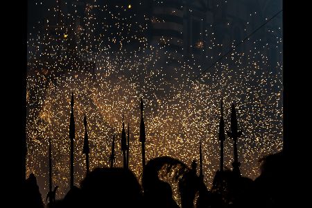 Funkenflug vor Nachthimmel