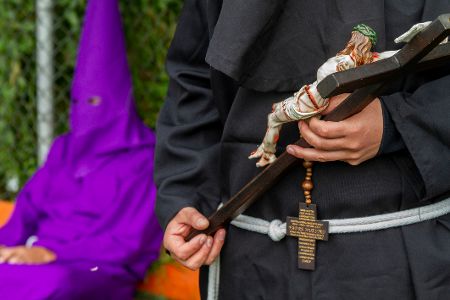 Osterfeier in Spanien mit verkleideten Menschen bei einer Prozession