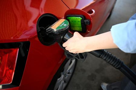 Die Spritpreise ziehen vor dem Inkrafttreten der erhofften Preisbremse etwas an. (Illustration)