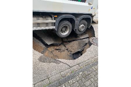 Unterspülte Fahrbahn