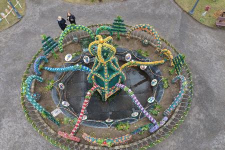 Osterbrunnen wird zur Attraktion – 16.000 Eier in der größten Osterkrone Thüringens
