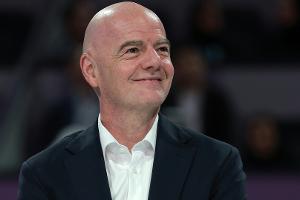 Als Tribünengast: Infantino hält an Irans WM-Teilnahme fest