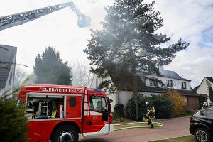 Feuerwehr setzt Drehleitern ein, um die Brandausbreitung auf das Dach zu verhindern; Foto: Feuerwehr Essen