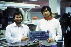 1976: Das erste Apple-Produkt - der Apple I - wurde von Steve Wozniak (l) entworfen. Rechts: Steve Jobs. 