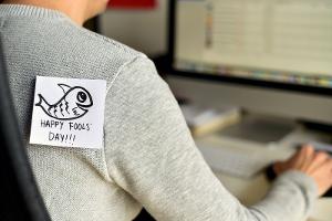 junger Mann und Text glücklichen Narren Tag