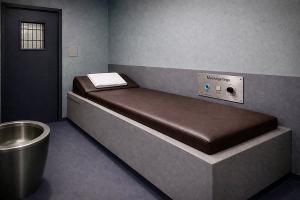 Im Polizeigewahrsam wird die Nutzung und Wirkung von Massageliegen getestet.