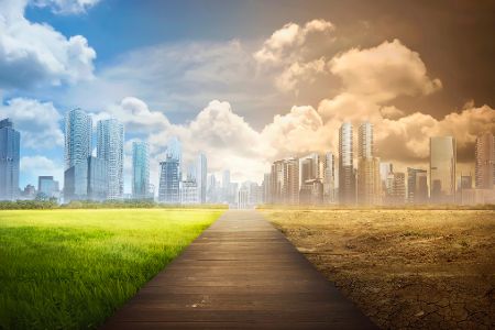 Digitale Skyline einer Großstadt, einmal mit Grün, einmal mit Braun