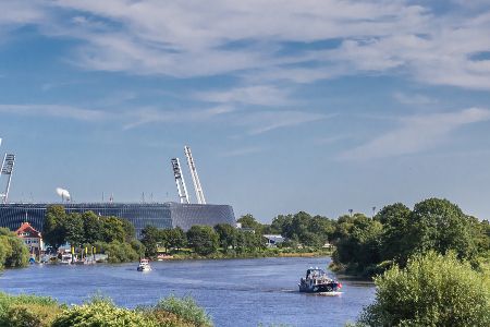 Bremer Weserstadion mit der Weser im Vordergrund