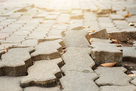 Pflastersteine, die aufgebrochen sind