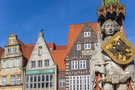 Bremer Rolandsstatue vor historischen Häusern