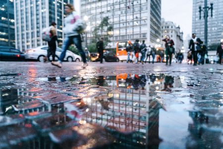 Pfütze in der Großstadt