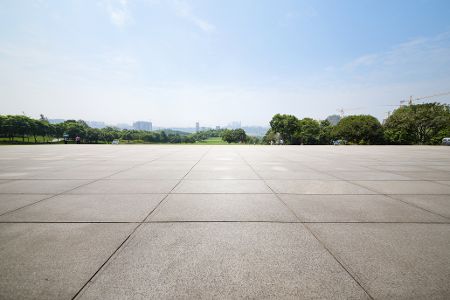 Mit Betonplatten versiegelte Fläche in der Stadt