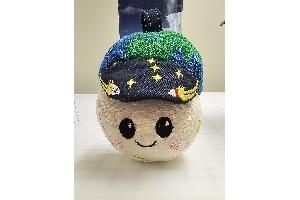 Das Schwerelosigkeits-Maskottchen "Rise" begleitet die Mission "Artemis 2".