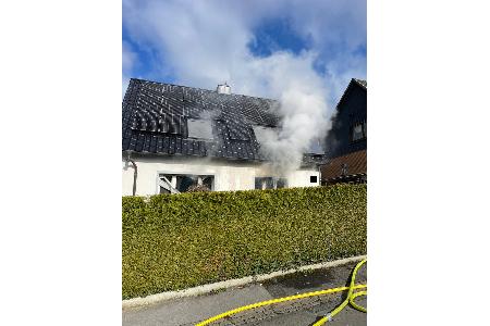 Bereits bei Eintreffen der ersten Kräfte drang Rauch aus den Fenstern