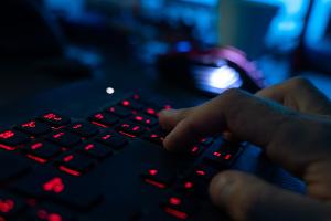 Der Beschuldigte soll im Darknet eine Plattform betrieben haben. (Symbolbild)