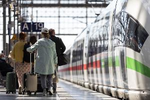 Die Deutsche Bahn rechnet über Ostern mit hoher Nachfrage, insbesondere im Fernverkehr. (Archivbild)