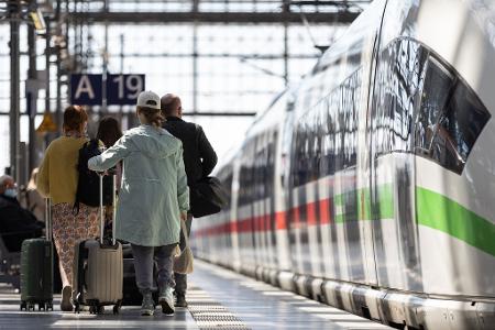 Die Deutsche Bahn rechnet über Ostern mit hoher Nachfrage, insbesondere im Fernverkehr. (Archivbild)