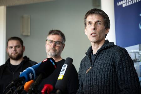 Burkard Baschek (r), Direktor des Deutschen Meeresmuseums, und Greenpeace-Meeresbiologe Thilo Maack (M) sprechen in Wismar zur Presse.