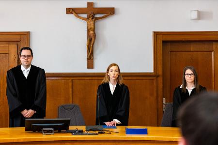 Die Vorsitzende Richterin (M) bei der Urteilsverkündung. 
