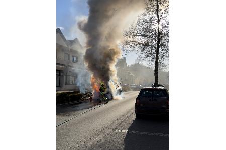 Die Brandbekämpfung wird eingeleitet