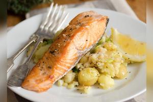 Zu Karfreitag: Lachsfilet mit Lauch und Parmesankartoffeln