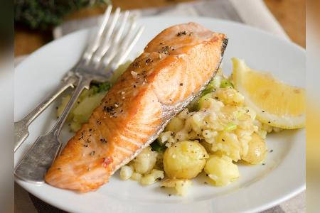 Zu Karfreitag: Lachsfilet mit Lauch und Parmesankartoffeln