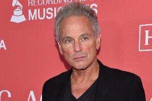 Fleetwood Macs Lindsey Buckingham angeblich von Frau attackiert