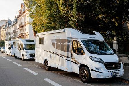 Wohnmobile, Straßenrand, Häuser, Stadt