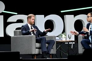 Prinz Harry feiert wegweisende Urteile gegen Tech-Giganten