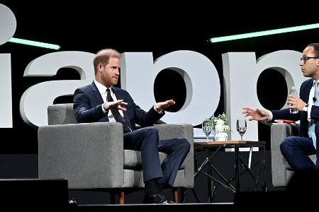 Prinz Harry feiert wegweisende Urteile gegen Tech-Giganten