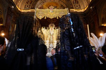 Hunderttausende säumen die bei den traditionsreichen Osterprozessionen in Spanien die Straßen, Millionen verfolgen die Umzüge am heimischen Fernseher.