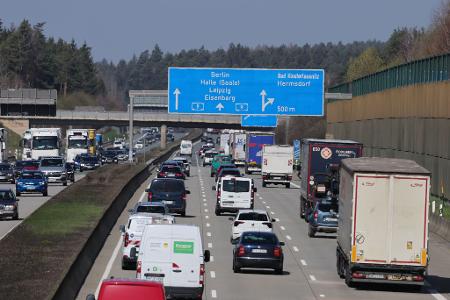 Auf vielen Autobahnen, wie hier auf der A9, herrschte am Donnerstagnachmittag reger Verkehr.