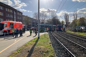 Verunfallte U-Bahn und LKW