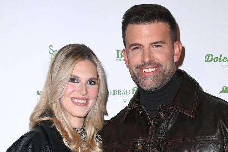 Jay Khan und seine Freundin Jessie sind verlobt