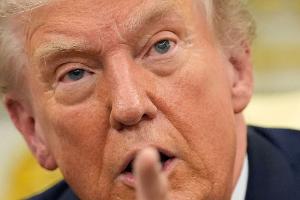 Donald Trump ist erbost darüber, dass Nato-Partner seinen Iran-Krieg nicht stärker unterstützen. Nun will er Konsequenzen prüfen. (Archivbild)