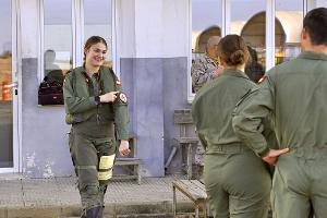 Spaniens Prinzessin Leonor (l) bekommt beim Militär keine Extrawürste. (Archivbild)