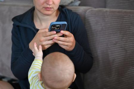 Bildschirme ziehen auch Babys oft magisch an - aber die Familienministerin warnt. (Symbolbild)