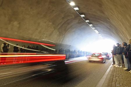 Car-Freitag an der Rappbodetalsperre: Tuning-Autos fahren durch „Soundröhre“-Tunnel