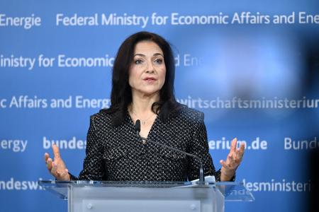 Wirtschaftsministerin Reiche (CDU) will die Bürgerinnen und Bürger mit einer Anhebung der Pendlerpauschale entlasten. (Archivbild)
