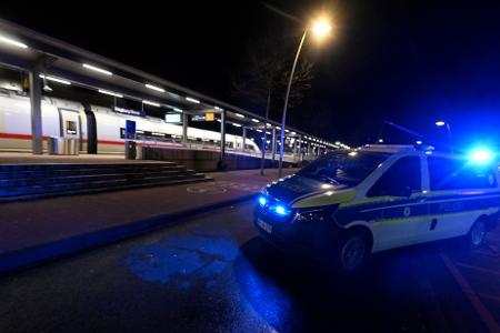 Die Ermittlungen zum Motiv des Mannes laufen.