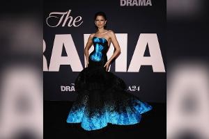 Zendaya: Dieses blaue Federkleid macht ihre Hochzeitstour perfekt