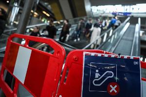 Die allermeisten Rolltreppen im Berliner Hauptbahnhof fahren nach Angaben der Bahn wieder. (Archivbild)