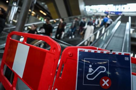 Die allermeisten Rolltreppen im Berliner Hauptbahnhof fahren nach Angaben der Bahn wieder. (Archivbild)