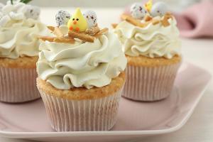 Süßer Ostergruß: Liebevoll dekorierte Karotten-Cupcakes