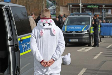 Ein als Osterhase kostümierter Motorradfahrer wird in Blankenburg von Einsatzkräften der Polizei am sogenannten Car-Freitag an der Rappbodetalsperre kontrolliert. 