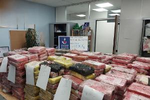 In einem vom französischen Zoll gestoppten Laster befanden sich neben Blumenerde auch 998 Kokainpakete. (Handout-Foto)