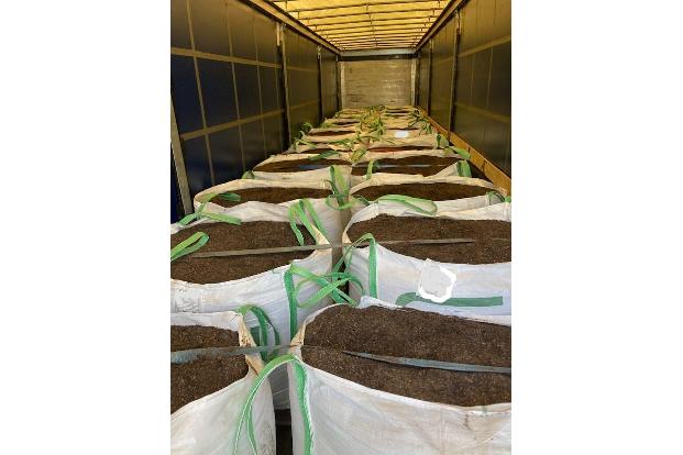 In einem vom französischen Zoll gestoppten Lastzug befand sich auf den ersten Blick nur Blumenerde. (Handout-Foto)